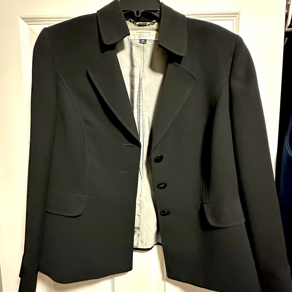 Tahari Suit jacket size 12P great condition and perfect for work or a night out!